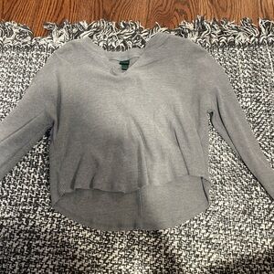 gray long sleeve v neck cropped shirt